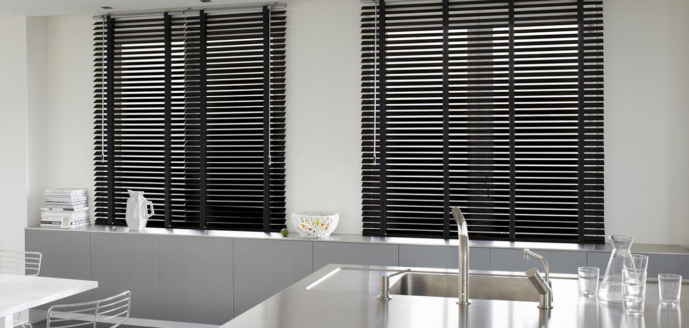 Country Woods® Cocina contemporánea con persiana de madera